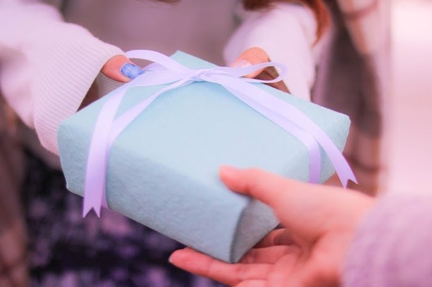 プレゼントにネイルはいかが お高めブランドの素敵ネイル5選 Locari ロカリ