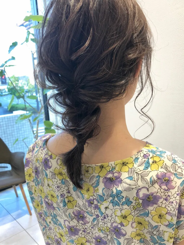 夏は涼しげなヘアアレンジで垢抜けを叶える。ミディアムさん向けの簡単スタイル集 LOCARI（ロカリ）