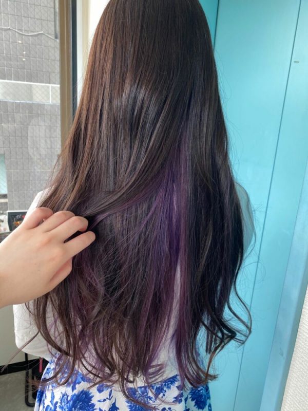 黒髪ロングにインナーカラーをプラス さり気なく見えるおしゃれな組み合わせ Locari ロカリ