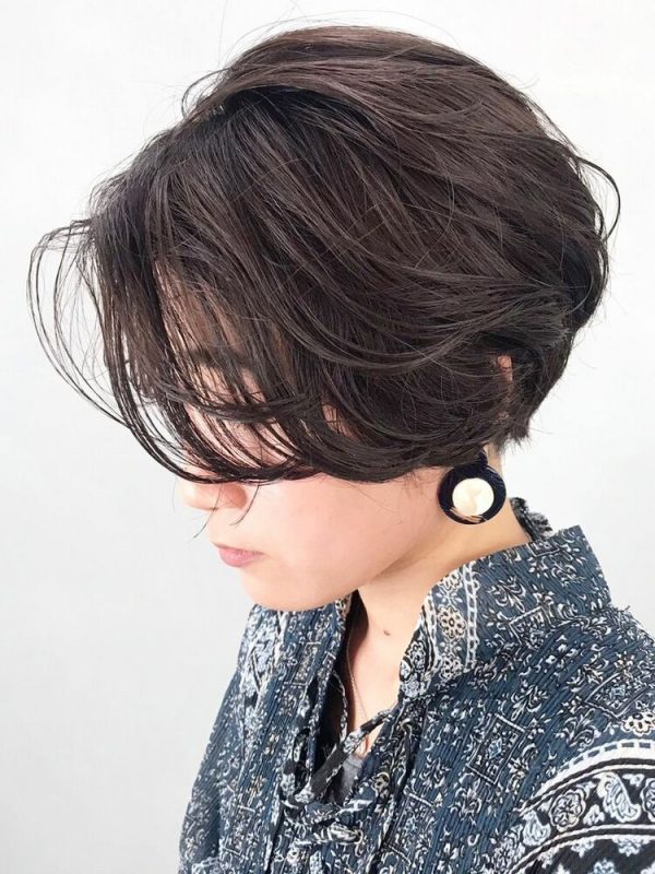 大人っぽい印象は前髪なしショートヘアで作る。女性らしさも叶える人気スタイル集 LOCARI（ロカリ）