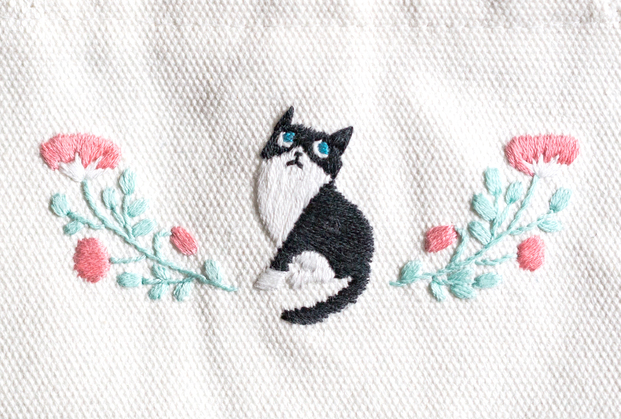 秋の夜長はネコ刺繍に挑戦♡愛らしさ満点の「ネコ刺繍のトートバッグ」を作ろう - LOCARI（ロカリ）