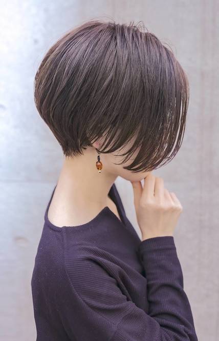 丸顔カバーには 黒髪 ショート 小顔も叶う夏の 魔法の髪型 5選 Locari ロカリ