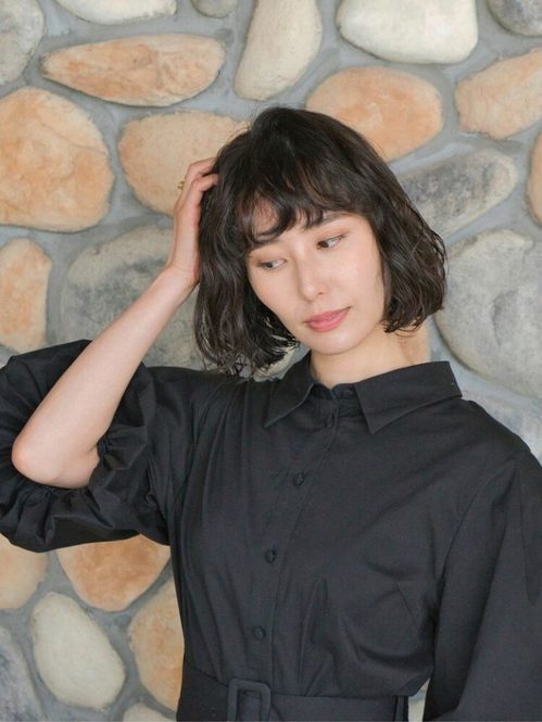 黒髪ショートボブ パーマで顔まわりの印象アップ 上品さも大人可愛いも叶う髪型 Locari ロカリ