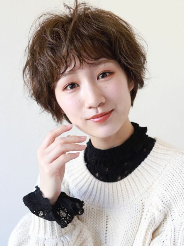 前髪をアシメにするならショートヘアがおしゃれ トレンドの髪型を今すぐチェック Locari ロカリ