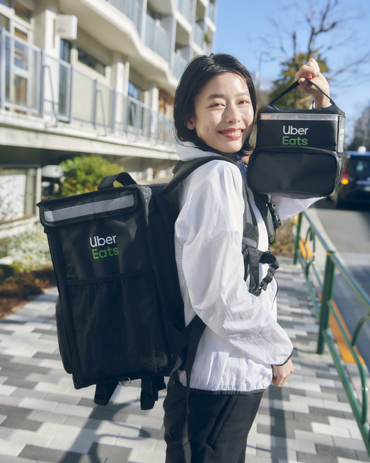 ローソンで買える！「Uber Eats」 配達用バッグ型のミニポーチ付き