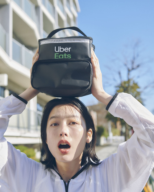 ローソンで買える！「Uber Eats」 配達用バッグ型のミニポーチ付き