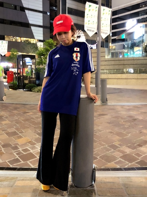 サッカー観戦デートは何着る おしゃれな日本代表応援コーデ Locari ロカリ