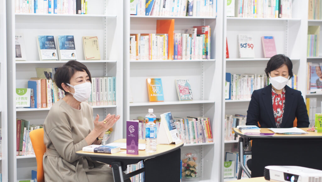 主婦が＜家庭長＞と表現された背景について語る、安藤さんと上智大学教授の三浦まりさん（右） Akiko Kobayashi / OTEMOTO