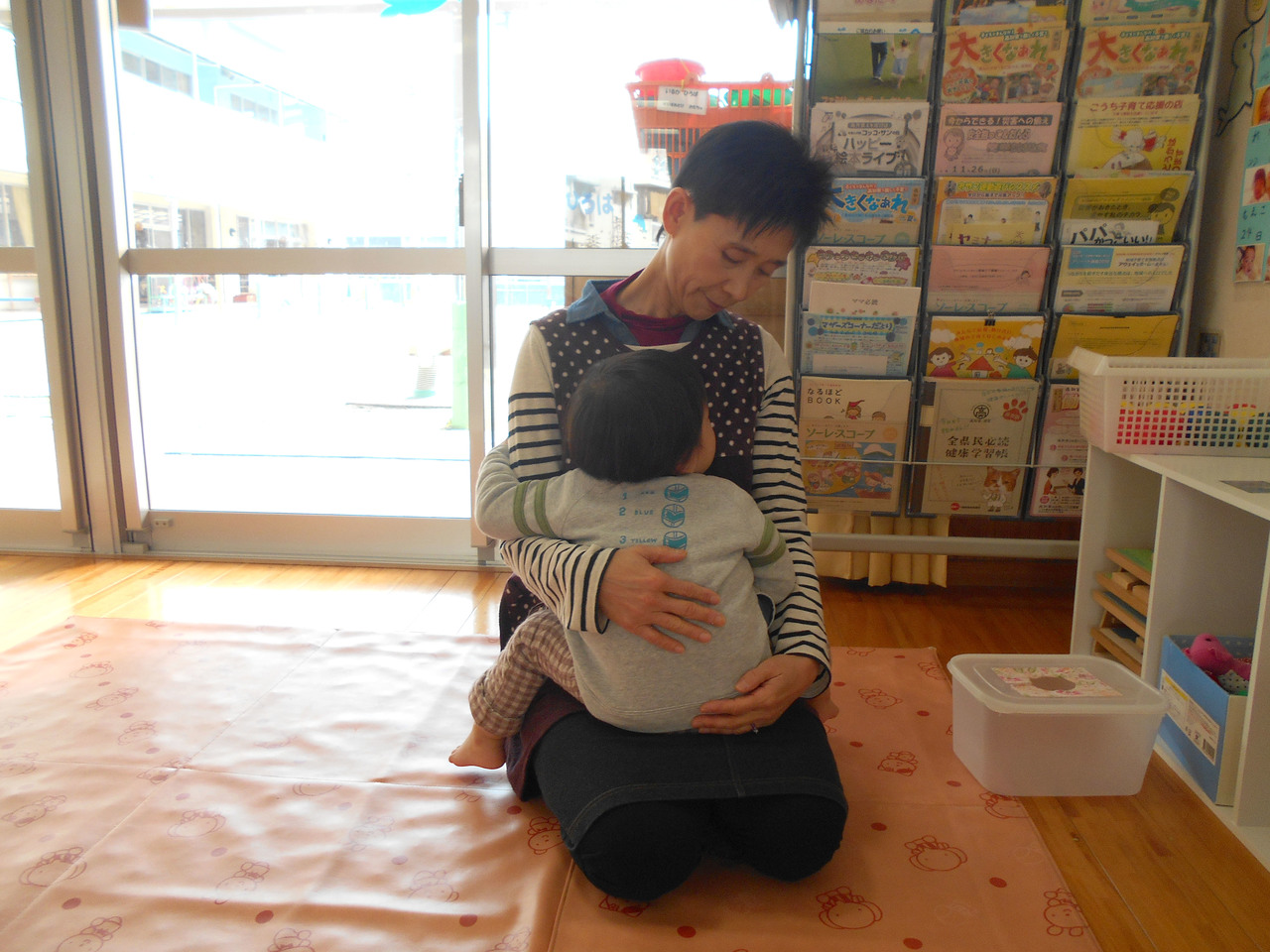 高知市地域子育て支援センター「いるかひろば」で子どもと関わる土居寿美子さん  / いるかひろば提供